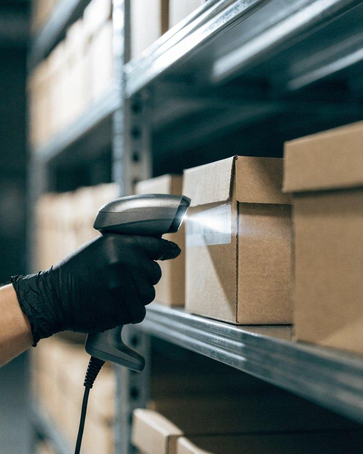 Escaneo del código de una caja en la estantería