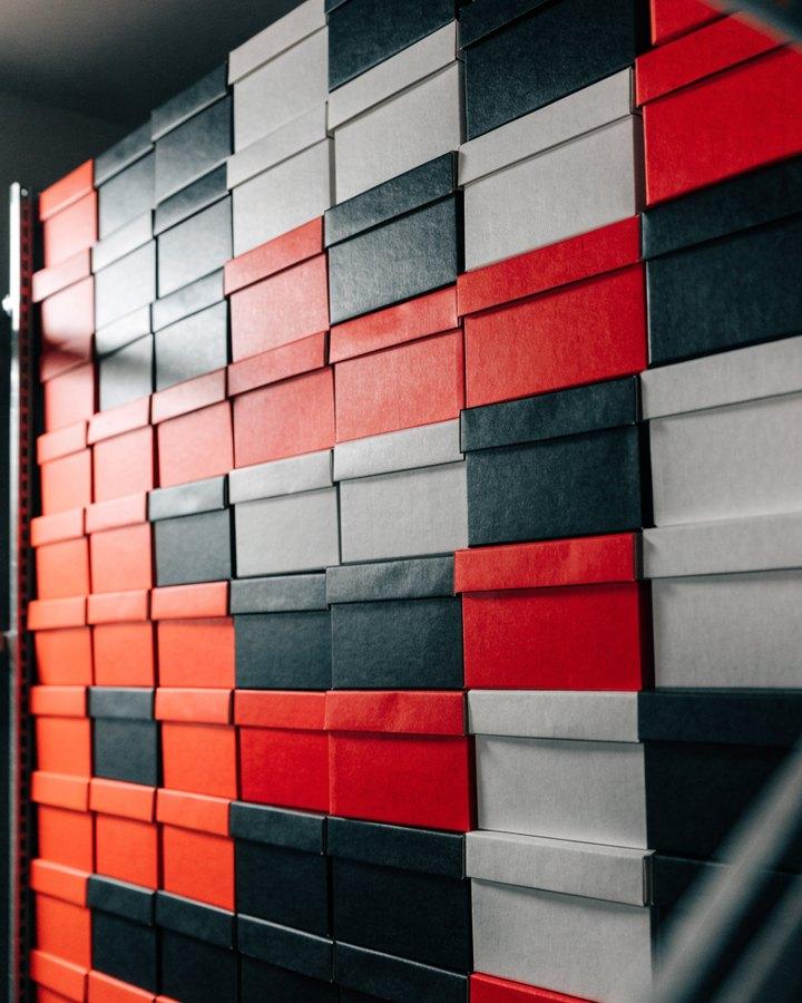 Muro de cajas de zapatillas ordenadas por colores